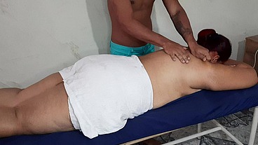 Un buen masaje de tetas para una hermosa madura