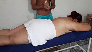 Un buen masaje de tetas para una hermosa madura