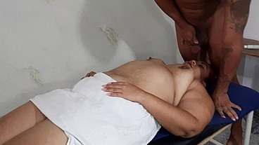 Un buen masaje de tetas para una hermosa madura