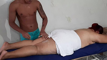 Un buen masaje de tetas para una hermosa madura