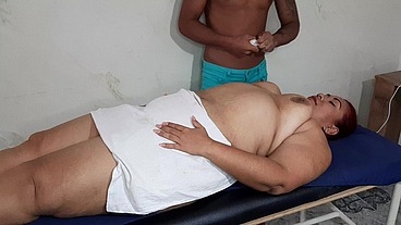 Un buen masaje de tetas para una hermosa madura