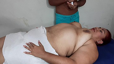 Un buen masaje de tetas para una hermosa madura