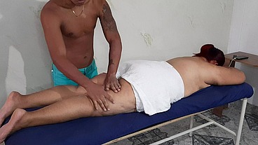 Un buen masaje de tetas para una hermosa madura