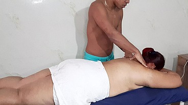 Un buen masaje de tetas para una hermosa madura