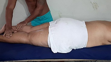 Un buen masaje de tetas para una hermosa madura