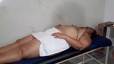 Un buen masaje de tetas para una hermosa madura