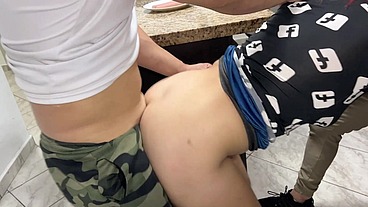 Esposa Ama de Casa le Gusta Chupar Salchicha Cuando el Amigo de su Marido se la en la Boca se Transforma en una Puta Al frente de su Marido Cornudo