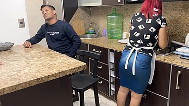 Esposa Ama de Casa le Gusta Chupar Salchicha Cuando el Amigo de su Marido se la en la Boca se Transforma en una Puta Al frente de su Marido Cornudo