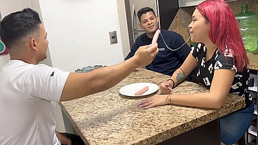 Esposa Ama de Casa le Gusta Chupar Salchicha Cuando el Amigo de su Marido se la en la Boca se Transforma en una Puta Al frente de su Marido Cornudo