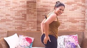 simone da dupla simone e simaria mostrando o tamanho da bunda