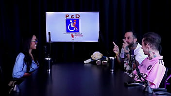 ALICE VASCONCELOS NO PUTARIA COM DEFICIENTE APRESENTADO PELO GABRIEL OLHAR SOB RODAS &amp_ VITOR - COMPLETO (WATCH ON: SHEER/RED)