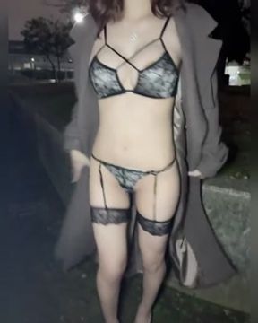 Fカップ パイパン素人美女が野外露出！大放尿