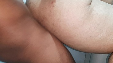 Mi madrastra limpia el baño, yo quiero que chupe mi polla. Parte 2. Mi leche en su gran trasero