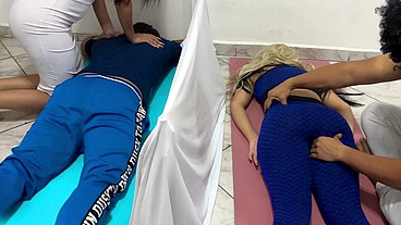 Novia es Seducidad En Masaje en Pareja al lado de su Novio Cornudo NTR Jav