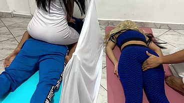 Novia es Seducidad En Masaje en Pareja al lado de su Novio Cornudo NTR Jav