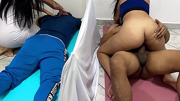 Novia es Seducidad En Masaje en Pareja al lado de su Novio Cornudo NTR Jav