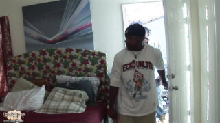 Chàng trai da đen đồng tính quyến rũ thủ dâm với dương vật to lớn trước khi xuất tinh mạnh mẽ.