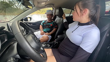 Encuentro a un peque&ntilde_o enano en medio de la nada y le hago el favor de llevarlo a su casa con la condici&oacute_n de cumplir mi fantas&iacute_a sexual de follar con un enano, no sabia que tenia una polla enorme.