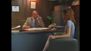 เดฟ ฮาร์ดแมนและร็อด ฟอนทานา กระแทกก้นแอนน์ โฮว์ วัยรุ่นสาวในถุงน่องอย่างรุนแรง พร้อมฉากออรัลเซ็กส์ ท่ามิชชันนารี และฉากหลั่งน้ำอสุจิสุดเร้าใจ