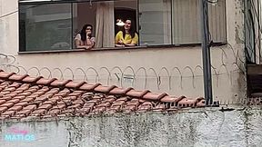 transei com minha amiga na varanda de casa e ficamos pelada pro pessoal da rua