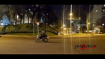 Moto boy persegue Mulher que mostra seios no teto solar do carro