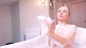 the husband gave his wife to suck his cock in the bathroom. andre love
