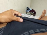 Aburrido me la corro en mi cuarto