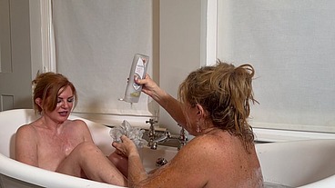 SEXY GILFS HAVE LESBIAN SEX FEST IN THE BATH