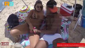 brazillian bull sexo na praia, realizador baiano com casal kriss hotwife namorando e se exibindo na praia na frente do marido corno. horny cuckold