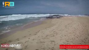 brazillian bull sexo na praia, realizador baiano com casal kriss hotwife namorando e se exibindo na praia na frente do marido corno. horny cuckold