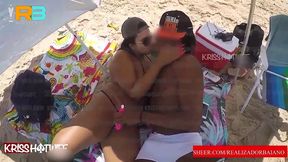 brazillian bull sexo na praia, realizador baiano com casal kriss hotwife namorando e se exibindo na praia na frente do marido corno. horny cuckold