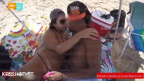 brazillian bull sexo na praia, realizador baiano com casal kriss hotwife namorando e se exibindo na praia na frente do marido corno. horny cuckold
