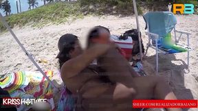 brazillian bull sexo na praia, realizador baiano com casal kriss hotwife namorando e se exibindo na praia na frente do marido corno. horny cuckold