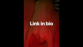 Amateur milf fingers herself whilst sexting