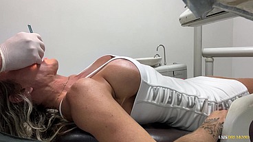 Milf peituda foi cuidar do sorriso mas acabou gemendo no consultório sentando gostoso no pau do dentista