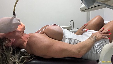Milf peituda foi cuidar do sorriso mas acabou gemendo no consultório sentando gostoso no pau do dentista