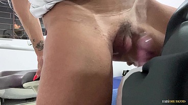 Milf peituda foi cuidar do sorriso mas acabou gemendo no consultório sentando gostoso no pau do dentista
