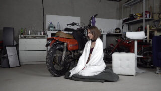 Küçük göğüslü genç kız Anastasia Mistress, BDSM eylemi sırasında vajinasına yumruk atılıp boşalana kadar ilişkiye giriyor.