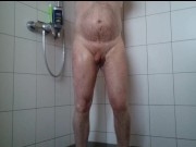 Nylonjunge in der Dusche