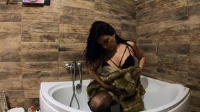 milfycalla- pee play in bathtub while wearing a fur coat and pantyhose