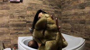 milfycalla- pee play in bathtub while wearing a fur coat and pantyhose
