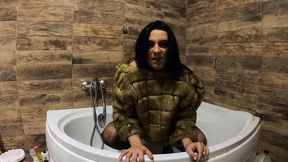 milfycalla- pee play in bathtub while wearing a fur coat and pantyhose
