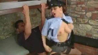 MILF tchèque chaude cosplayant un policier chevauchant une bite dans un lit superposé