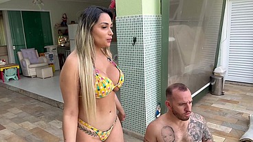 Patroa gostosa sem dinheiro pra pagar o mini piscineiro pagou com a bucetinha