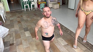 Patroa gostosa sem dinheiro pra pagar o mini piscineiro pagou com a bucetinha