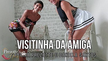 Sabrina Prezotte a travesti do pau grande visita sua amiga Daniela Santos Solosts1 e faz uma putaria com ela.