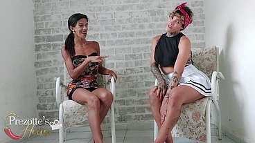 Sabrina Prezotte a travesti do pau grande visita sua amiga Daniela Santos Solosts1 e faz uma putaria com ela.