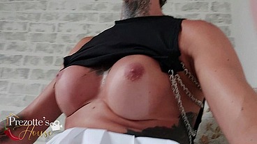 Sabrina Prezotte a travesti do pau grande visita sua amiga Daniela Santos Solosts1 e faz uma putaria com ela.