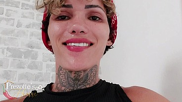 Sabrina Prezotte a travesti do pau grande visita sua amiga Daniela Santos Solosts1 e faz uma putaria com ela.