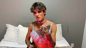 a poderosa sabrina prezotte comanda a sua punheta com o jogo das luzes enquanto brinca com seu pau gigantesco duro como uma pedra ate gozar (dois angulos)